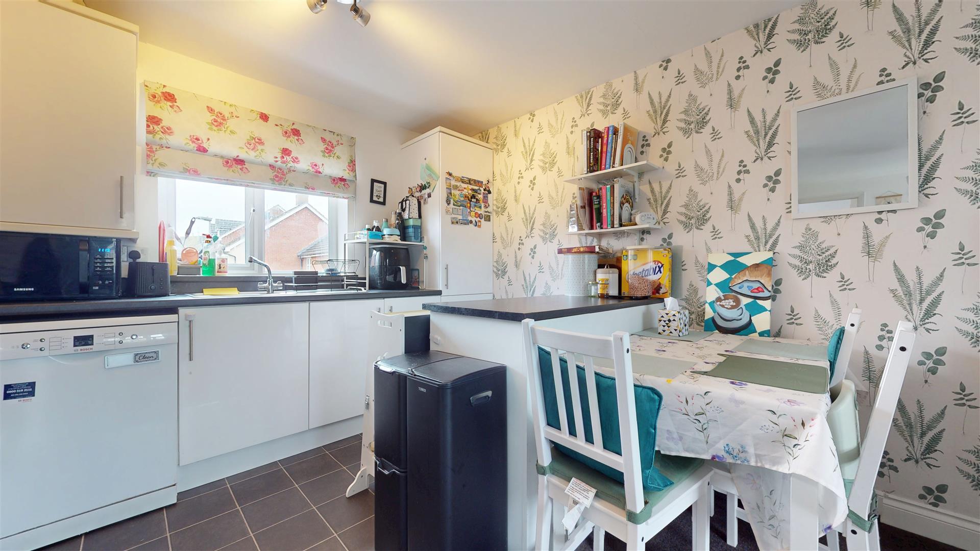 3 bed property in Llewellyn Chase, Milton Keynes